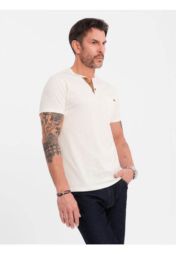 Ombre Clothing - Męski t-shirt z dekoltem na guziki i zamszowym wykończeniem – biały V1. Okazja: na co dzień. Kolor: biały. Materiał: zamsz. Wzór: gładki. Styl: casual, klasyczny