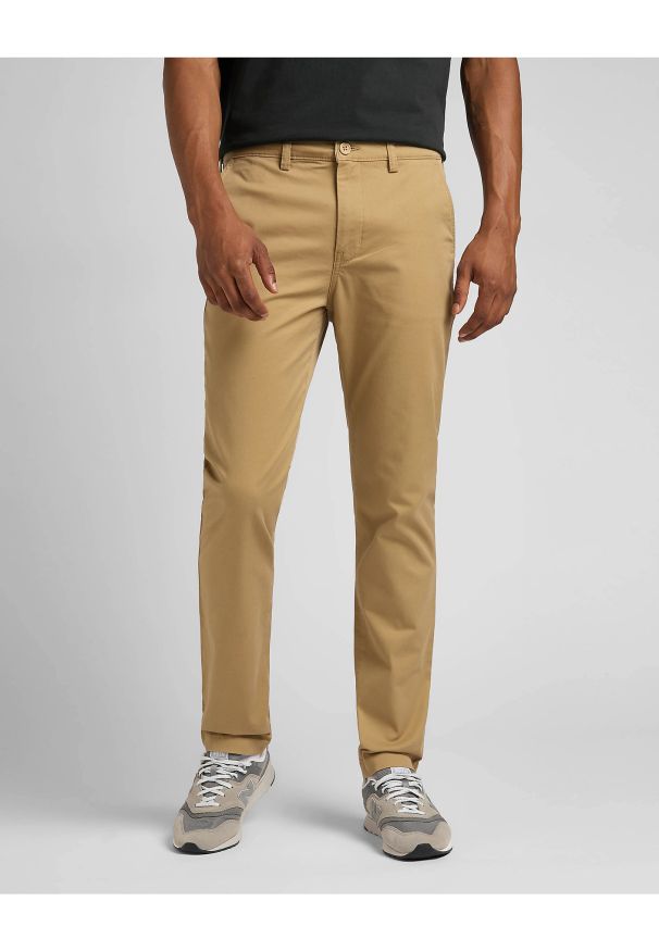 Lee - LEE MĘSKIE SPODNIE MATERIAŁOWE LEE SLIM CHINO CLAY L71LTY60. Materiał: materiał