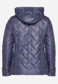 Born2be - Niebieska Pikowana Kurtka z Kapturem i Podszewką w Panterkę Felandre. Okazja: na co dzień, na spacer. Typ kołnierza: kaptur. Kolekcja: plus size. Kolor: niebieski. Materiał: jeans. Wzór: motyw zwierzęcy. Styl: klasyczny, casual #3