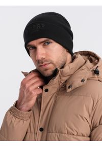 Ombre Clothing - Dzianinowa męska czapka beanie z haftowanym napisem – czarna V1. Kolor: czarny. Materiał: dzianina. Wzór: napisy, haft. Styl: elegancki, casual