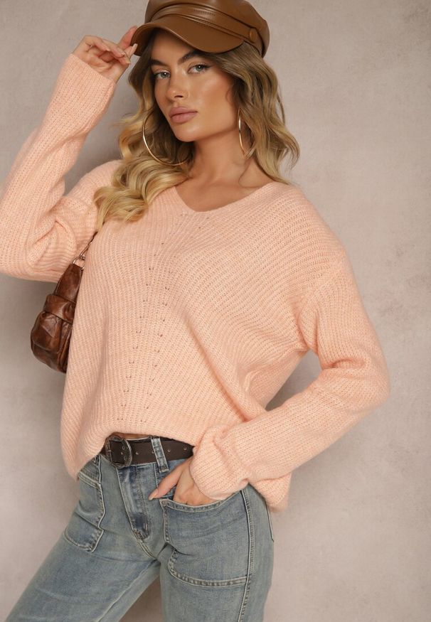 Renee - Jasnoróżowy Sweter w Klasycznym Stylu z Trójkątnym Dekoltem Omelisa. Okazja: na co dzień, do pracy. Kolor: różowy. Materiał: jeans. Styl: klasyczny