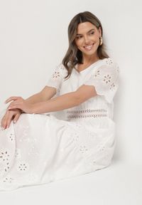 Born2be - Biała Bawełniana Sukienka Boho o Rozkloszowanym Kroju Zdobiona Haftem Efrissea. Okazja: na imprezę. Typ kołnierza: dekolt w serek. Kolor: biały. Materiał: bawełna. Długość rękawa: krótki rękaw. Wzór: aplikacja, haft. Sezon: lato. Styl: boho #3