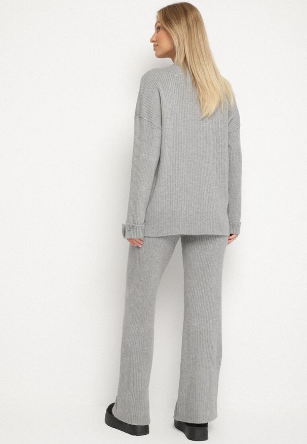 Born2be - Ciemnoszary Komplet Dzianinowy z Wełną i Bawełną Sweter z Guzikami i Spodnie Lanadia. Kolor: szary. Materiał: bawełna, dzianina, wełna