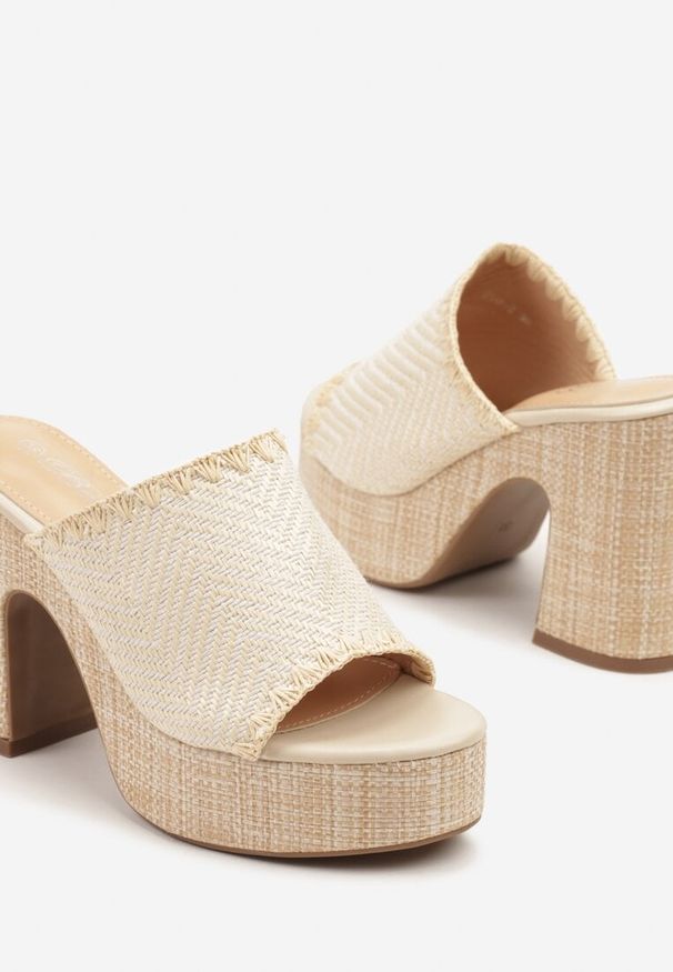Born2be - Białe Klapki na Obcasie i Platformie z Geometrycznym Wzorem Udivisa. Okazja: na co dzień. Kolor: biały. Materiał: jeans. Wzór: geometria. Obcas: na obcasie. Styl: elegancki, casual. Wysokość obcasa: średni