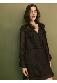 Reserved - Sukienka z falbanami - ciemnobrązowy. Kolor: brązowy. Materiał: tkanina. Wzór: gładki #1