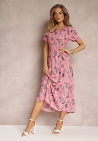 Renee - Różowa Wiskozowa Sukienka Maxi w Kwiaty Gumką w Pasie Shyle. Kolor: różowy. Materiał: wiskoza. Długość rękawa: krótki rękaw. Wzór: kwiaty. Sezon: wiosna, lato. Długość: maxi #1