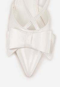 Born2be - Białe Eleganckie Szpilki VICES z Ozdobną Kokardą Adrelena. Okazja: na co dzień, do pracy, na spotkanie biznesowe. Zapięcie: pasek. Kolor: biały. Obcas: na szpilce. Styl: elegancki #9