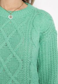 Born2be - Zielony Sweter z Ozdobnym Splotem Pogaria. Kolor: zielony. Materiał: materiał. Wzór: ze splotem. Sezon: zima #5