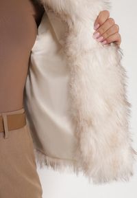 Born2be - Jasnobeżowa Futrzana Kurtka z Nieodpinanym Kapturem Tusarea. Kolor: beżowy. Materiał: futro. Styl: elegancki #2