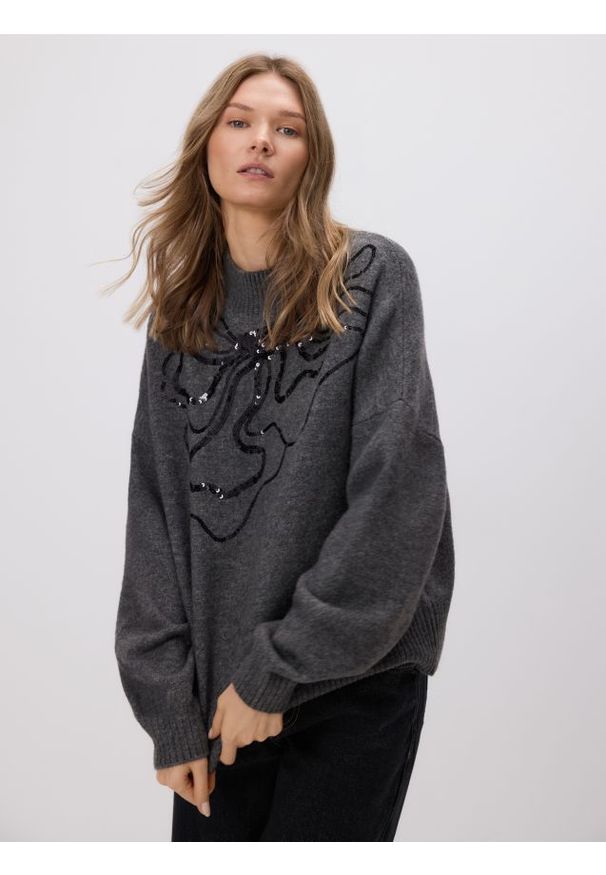 Reserved - Sweter z cekinowym wzorem - szary. Kolor: szary. Materiał: dzianina