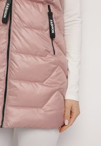 Born2be - Różowa Kamizelka z Odpinanym Kapturem Pikowana z Kieszeniami Quillasa. Kolor: różowy. Materiał: materiał. Sezon: wiosna, jesień #7