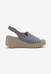 Born2be - Niebieskie Sandały Vices na Koturnie z Tłoczeniem Realivra. Okazja: na co dzień, na imprezę, na spacer. Zapięcie: sprzączka. Kolor: niebieski. Materiał: jeans. Sezon: lato. Obcas: na koturnie. Styl: casual, elegancki