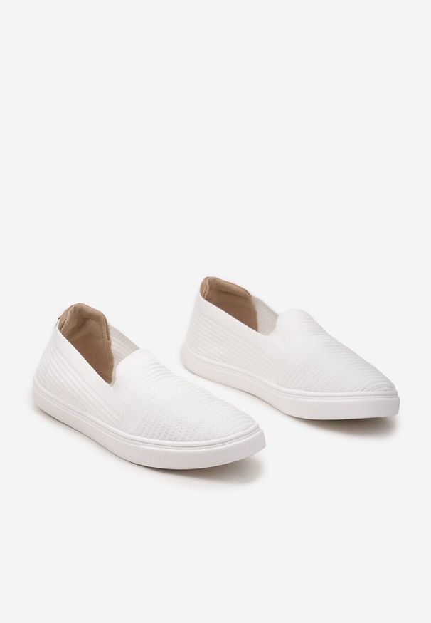 Renee - Białe Wsuwane Tenisówki Ozdobione Wstawką z Ekoskóry na Zapiętku Eliriaba. Okazja: na co dzień. Zapięcie: bez zapięcia. Kolor: biały. Wzór: aplikacja. Styl: casual