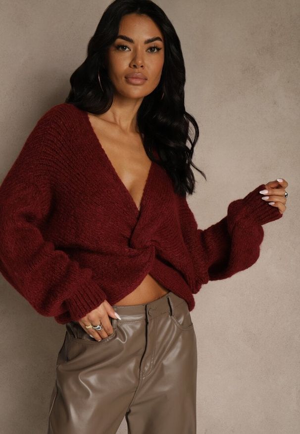 Renee - Bordowy Oversizowy Sweter z Dodatkiem Wełny Zdobiony Węzłem Lawedana. Kolor: czerwony. Materiał: wełna. Wzór: aplikacja
