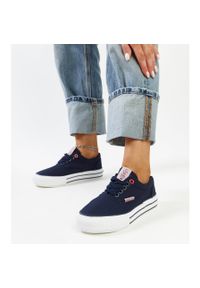 Granatowe damskie trampki na grubej podeszwie Cross Jeans niebieskie. Nosek buta: okrągły. Kolor: niebieski. Materiał: guma #3