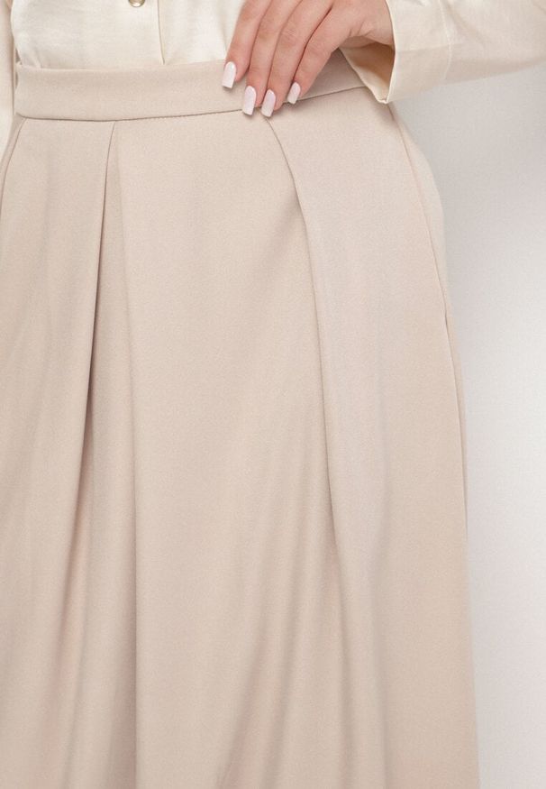 Born2be - Beżowa Spódnica z Wiskozą o Rozkloszowanym Kroju z Zakładkami Voreza. Okazja: na co dzień. Kolor: beżowy. Materiał: wiskoza. Styl: elegancki, casual