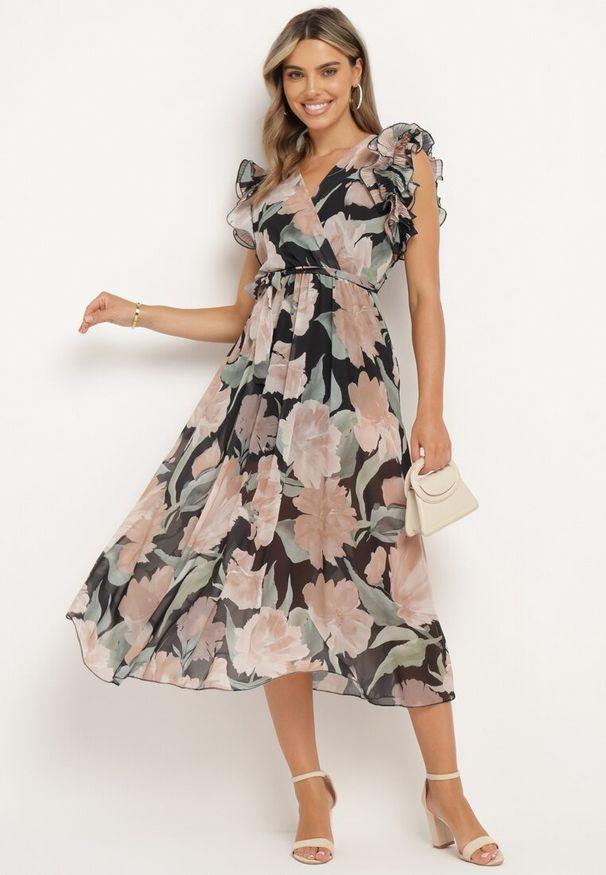 Born2be - Czarna Kopertowa Sukienka z Gumką w Pasie i Materiałowym Paskiem z Falbankami Dimrina. Okazja: na co dzień. Typ kołnierza: kołnierz z falbankami. Kolor: czarny. Materiał: materiał. Typ sukienki: kopertowe. Styl: casual