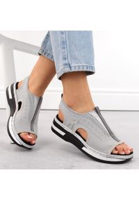 Komfortowe sandały damskie wsuwane metallic Rieker V59B5-90. Zapięcie: bez zapięcia. Materiał: materiał