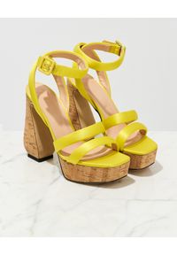 SI ROSSI - Żółte sandały na platformie. Zapięcie: pasek. Kolor: żółty. Materiał: satyna. Wzór: paski. Obcas: na platformie. Wysokość obcasa: średni