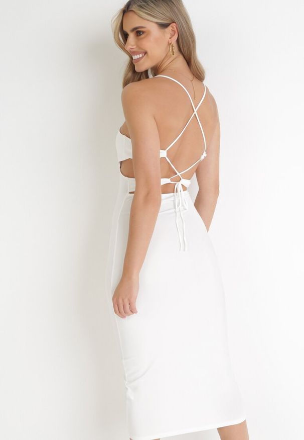 Born2be - Biała Sukienka Matthias. Kolor: biały. Materiał: dzianina. Długość rękawa: na ramiączkach. Wzór: gładki. Typ sukienki: kopertowe. Styl: wizytowy, klasyczny, elegancki. Długość: midi