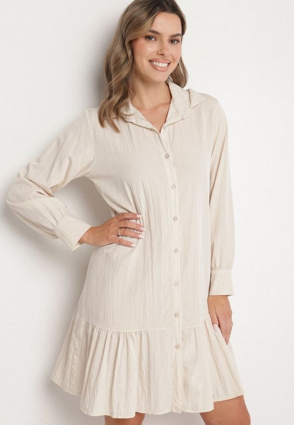Born2be - Jasnobeżowa Sukienka z Wiskozą o Koszulowym Kroju z Falbanką Penzedi. Okazja: na co dzień. Typ kołnierza: kołnierzyk klasyczny. Kolor: beżowy. Materiał: wiskoza. Długość rękawa: długi rękaw. Typ sukienki: koszulowe. Styl: klasyczny, casual, elegancki