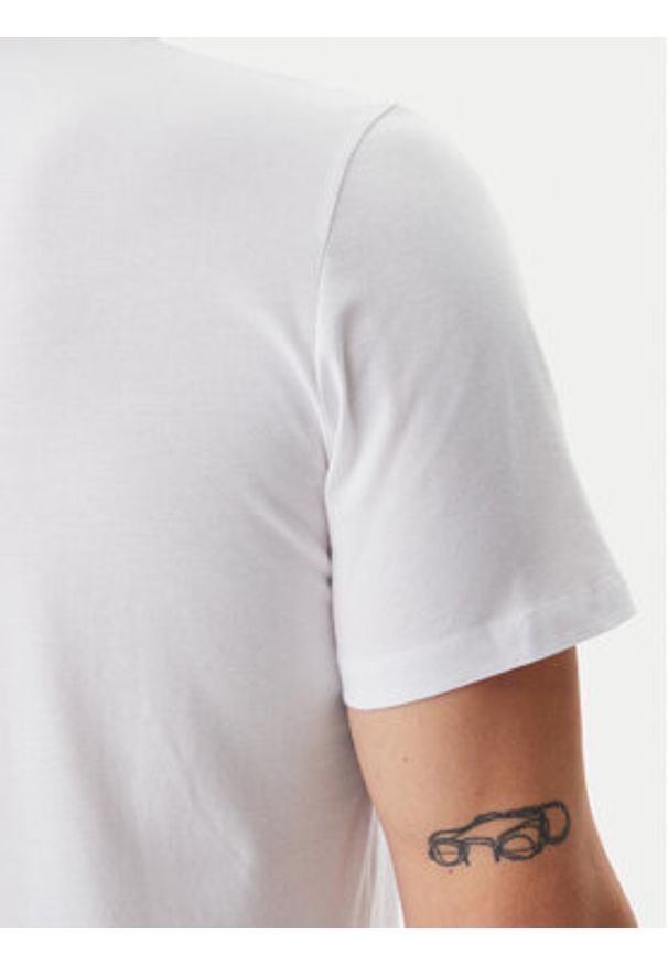 Calvin Klein Jeans T-Shirt LV040EM286 Biały Regular Fit. Kolor: biały. Materiał: bawełna