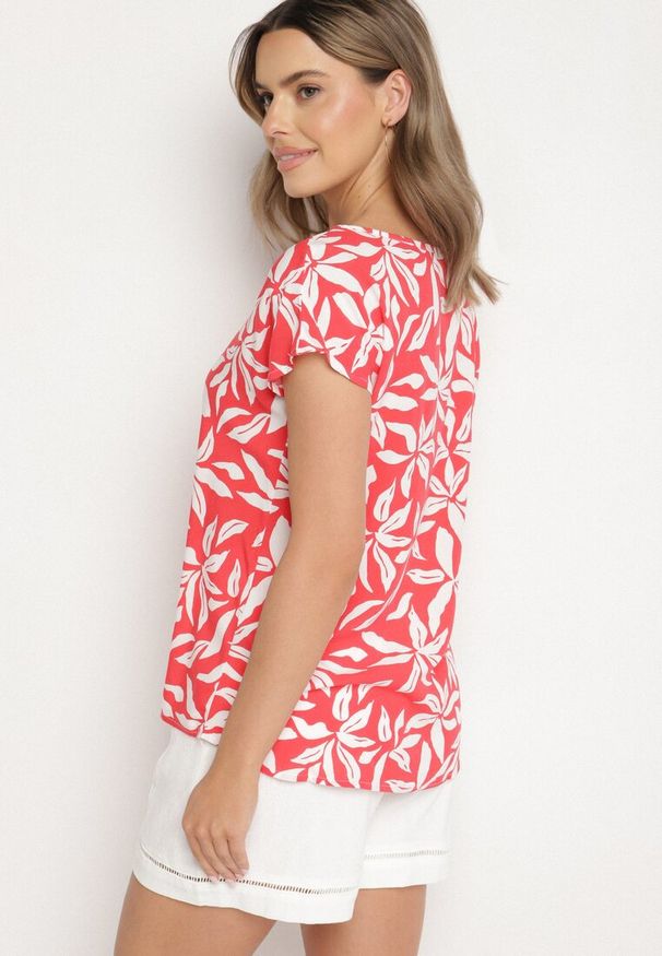 Born2be - Czerwona Wiskozowa Bluzka o Kroju Typu Nietoperz w Kwiatowy Wzór Flemira. Okazja: na co dzień. Kolor: czerwony. Materiał: wiskoza. Długość rękawa: krótki rękaw. Długość: krótkie. Wzór: kwiaty. Styl: elegancki, casual, klasyczny