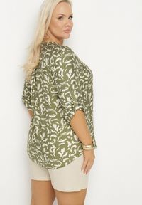 Born2be - Ciemnozielona Koszula z Wiskozą w Abstrakcyjny Wzór Clarivana. Okazja: na co dzień. Typ kołnierza: dekolt w serek. Kolekcja: plus size. Kolor: zielony. Materiał: wiskoza. Długość rękawa: długi rękaw. Długość: długie. Styl: klasyczny, elegancki, casual