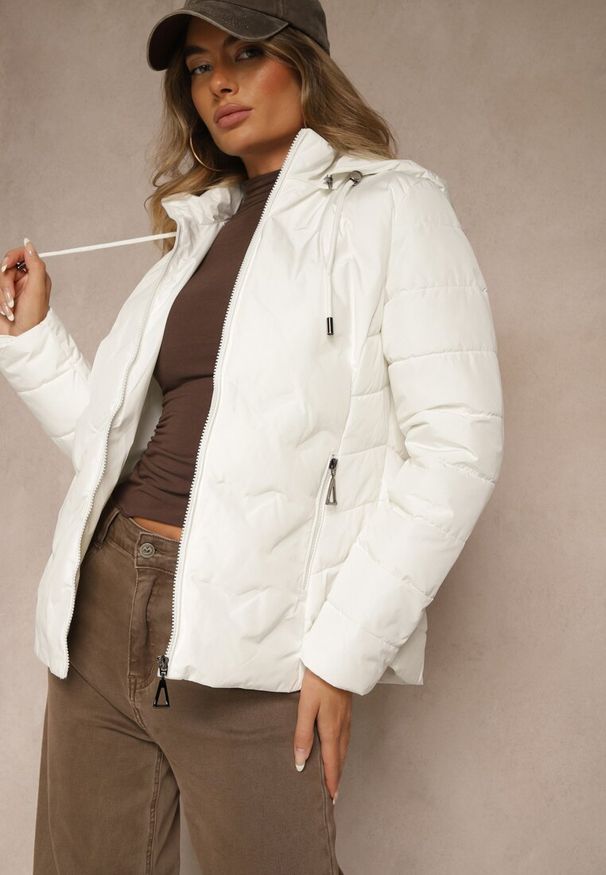 Renee - Biała Pikowana Kurtka Przejściowa z Kapturem Cinetta. Typ kołnierza: kaptur. Kolor: biały. Materiał: poliester, jeans. Styl: elegancki