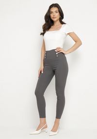 Born2be - Szare Legginsy z Wysokim Stanem Ozdobione Guzikami Kolithra. Okazja: na co dzień, do pracy. Stan: podwyższony. Kolor: szary. Wzór: aplikacja. Styl: klasyczny, elegancki, casual #5