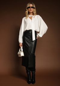 Renee - Biała Bluzka Ozdobiona Wiązaniem i Plisowanymi Rękawami Jenowena. Okazja: na co dzień. Kolor: biały. Materiał: jeans. Wzór: aplikacja. Styl: elegancki, casual #4