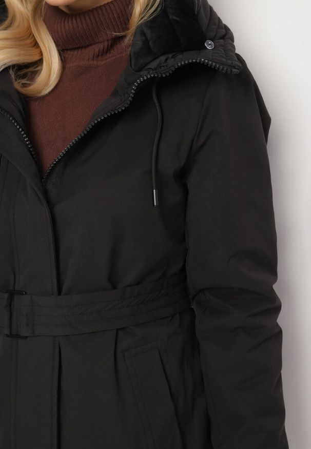 Born2be - Czarna Pikowana Kurtka z Bawełną o Długim Kroju z Kapturem i Paskiem Senathiel. Okazja: na co dzień. Typ kołnierza: kaptur. Kolor: czarny. Materiał: bawełna. Długość: długie. Styl: elegancki, casual