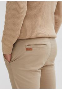 bonprix - Spodnie z gumką w talii, ze stretchem, slim fit, prosta nogawka. Kolor: zielony, beżowy. Materiał: skóra #2