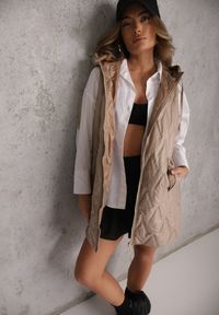 Renee - Brązowa Długa Kamizelka Pikowana z Nieodpinanym Kapturem Semaea. Kolor: brązowy. Materiał: prążkowany, jeans. Długość: długie. Styl: street #6