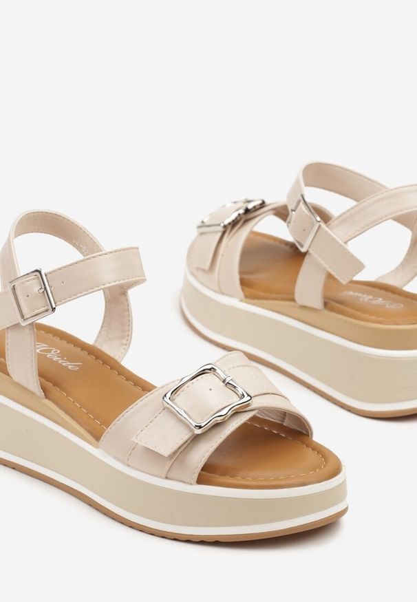 Born2be - Beżowe Sandały na Niskim Koturnie z Ozdobną Klamerką Ziare. Okazja: na co dzień. Kolor: beżowy. Obcas: na koturnie. Styl: elegancki, casual
