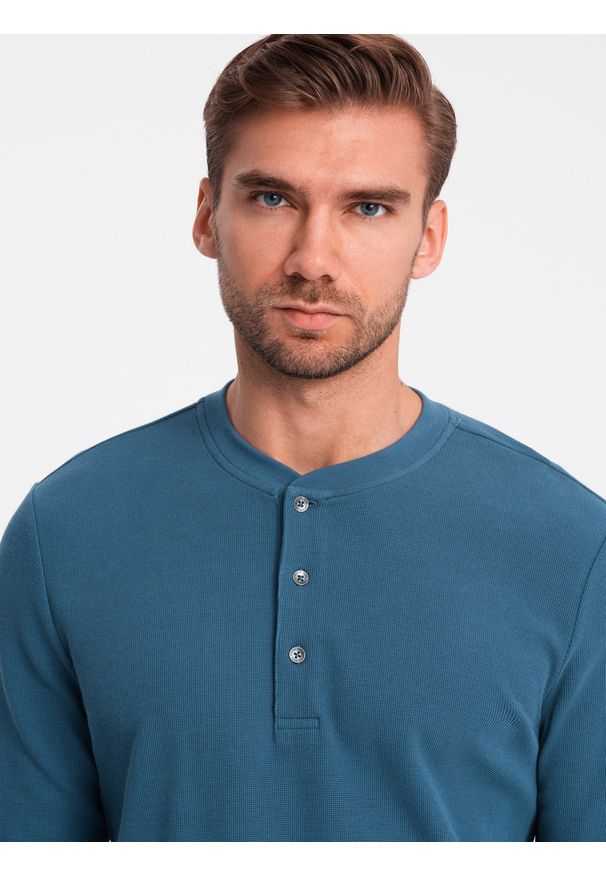 Ombre Clothing - Longsleeve męski z dzianiny waflowej zapinany pod szyją – niebieski denim V4. Okazja: na co dzień. Typ kołnierza: typu henley. Kolor: niebieski. Materiał: denim, dzianina. Długość rękawa: długi rękaw. Długość: długie. Styl: casual