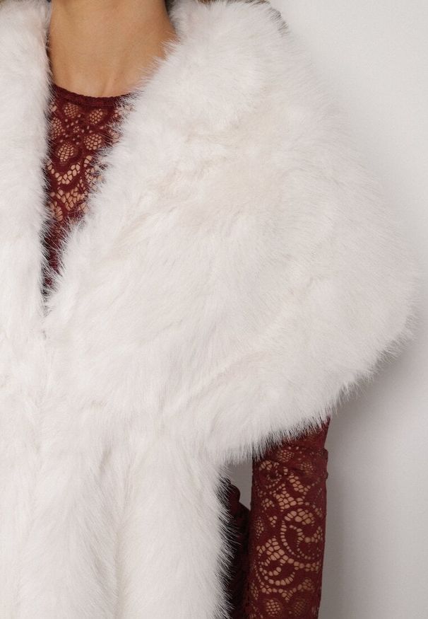 Born2be - Białe Futrzane Ponczo z Zapięciem Montillene. Kolor: biały. Materiał: futro