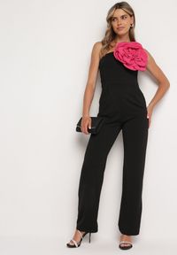 Born2be - Czarny Asymetryczny Kombinezon z Prostymi Długimi Nogawkami Ozdobiony Kwiatem Yillea. Okazja: na co dzień. Kolor: czarny. Długość: długie. Wzór: aplikacja, kwiaty. Styl: casual, elegancki #5
