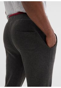 bonprix - Spodnie sportowe ze sportowymi detalami. Kolor: szary. Materiał: bawełna. Wzór: nadruk. Styl: sportowy #2