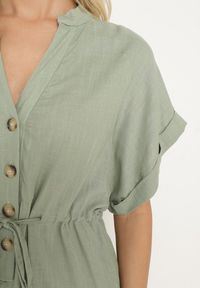 Born2be - Zielona Bawełniana Sukienka z Koszulową Górą i Ściągaczem w Talii Vikleta. Okazja: na co dzień. Typ kołnierza: dekolt w kształcie V. Kolor: zielony. Materiał: bawełna. Typ sukienki: koszulowe. Styl: casual, klasyczny #7