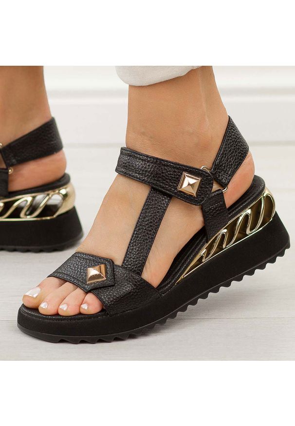 Czarne skórzane sandały damskie na koturnie DiA 3070. Okazja: na co dzień. Zapięcie: rzepy. Kolor: czarny. Materiał: skóra. Sezon: wiosna, lato. Obcas: na koturnie. Styl: casual, elegancki, klasyczny