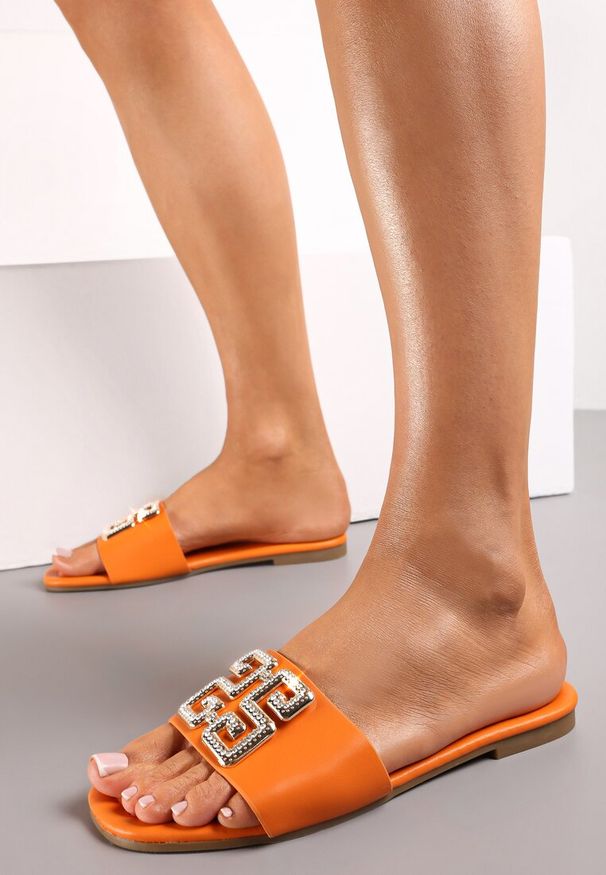 Renee - Pomarańczowe Klapki z Metalową Ozdobą z Cyrkoniami Helenthea. Kolor: pomarańczowy. Wzór: aplikacja. Styl: elegancki
