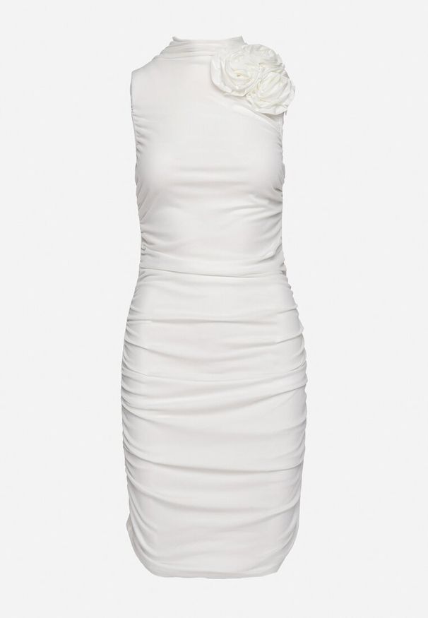 Born2be - Biała Dopasowana Sukienka Bodycon z Aplikacją w Kształcie Kwiatu i Marszczeniami Frinea. Okazja: do pracy, na co dzień. Kolor: biały. Wzór: kwiaty, aplikacja. Typ sukienki: bodycon. Styl: elegancki, casual