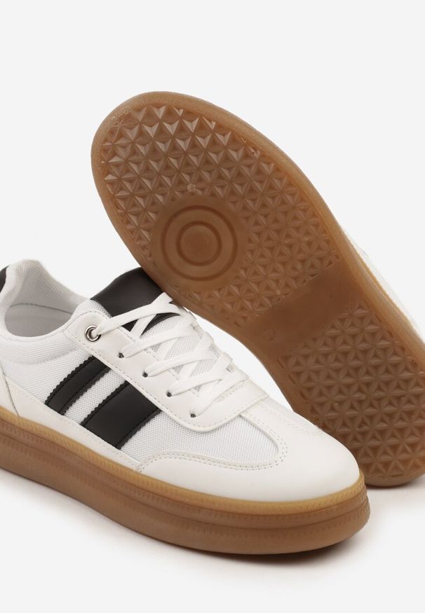 Born2be - Białe Sneakersy w Stylu Klasycznych Tenisówek Zdobione Paskami Tenalinea. Okazja: na co dzień. Zapięcie: pasek. Kolor: biały. Materiał: jeans. Wzór: aplikacja
