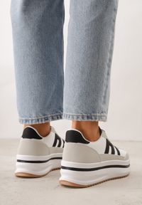 Born2be - Białe Sneakersy na Grubej Podeszwie Ozdobione Geometrycznym Wzorem Asoastis. Okazja: na spacer, na co dzień, do pracy. Kolor: biały. Materiał: prążkowany, dzianina. Wzór: geometria, aplikacja. Sport: turystyka piesza #3