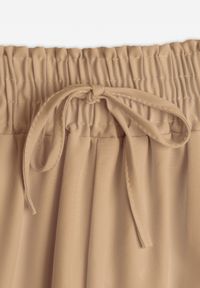 Renee - Beżowe Spodnie High Waist z Szerokimi Nogawkami z Wiskozą Wykończone Gumką w Talii Crisantas. Okazja: na co dzień, na spotkanie biznesowe, na spacer. Stan: podwyższony. Kolor: beżowy. Materiał: wiskoza. Styl: casual, biznesowy, elegancki #2