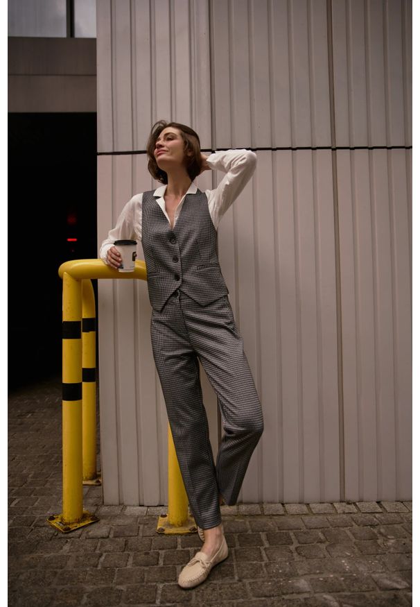 MOODO - Elegancka kamizelka szara. Kolor: szary. Materiał: wiskoza, elastan, poliester. Styl: elegancki