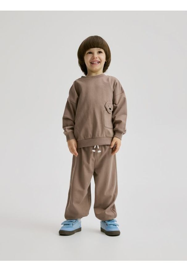 Reserved - Komplet oversize z aplikacją - brązowy. Kolor: brązowy. Materiał: dzianina, bawełna. Wzór: aplikacja