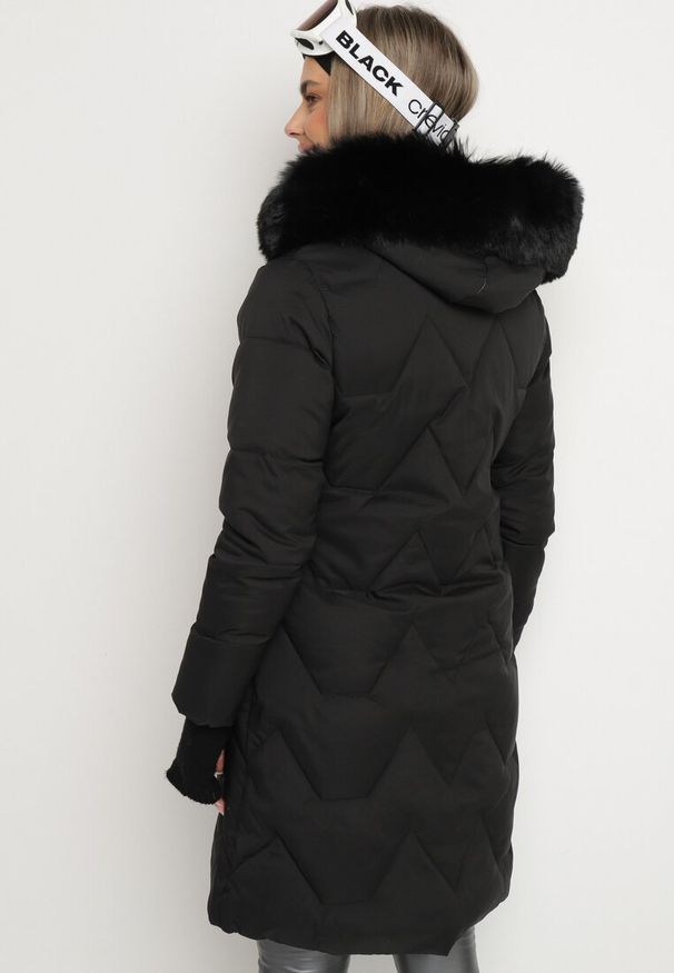 Born2be - Czarna Kurtka Pikowana o Długim Fasonie z Kapturem i Futrem Vertizola. Okazja: na co dzień, na spacer. Typ kołnierza: kaptur. Kolor: czarny. Materiał: futro. Długość: długie. Styl: casual, elegancki