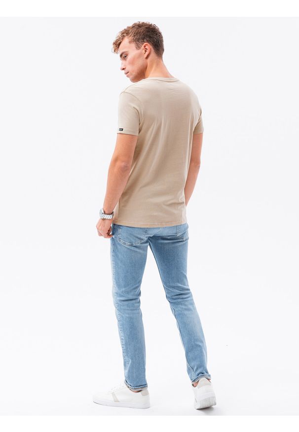 Ombre Clothing - Klasyczna męska koszulka z dekoltem w serek BASIC - piaskowy V5 S1369 - M. Typ kołnierza: dekolt w serek. Kolor: szary. Materiał: jeans, bawełna. Długość: krótkie. Styl: klasyczny